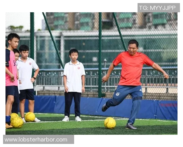 《从球场到生活舞台:足球运动员背后的故事与成长历程》 《从球场到生活舞台:足球运动员背后的故事与成长历程》