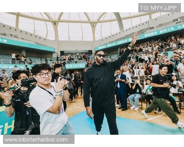 篮球巨星奋战赛场背后 从努力到辉煌的成长之路